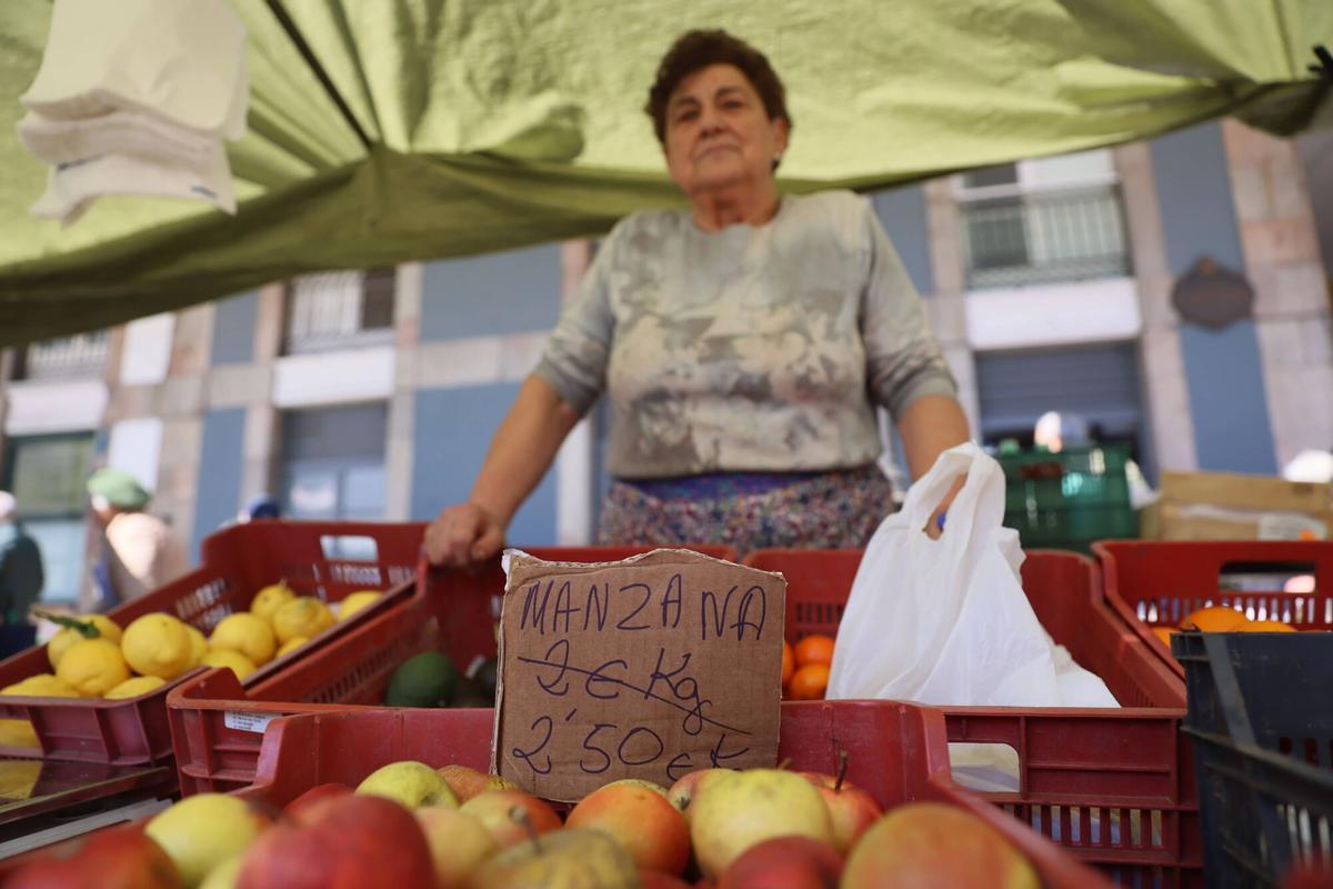 Carmen García en su puesto del mercadillo en la plaza de Abastos.
