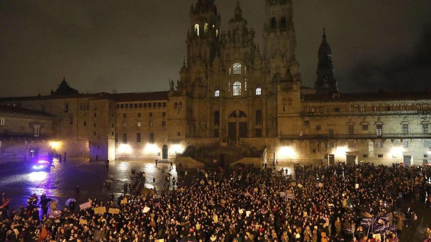 Participantes en la manifestación feminista a su llegada a la plaza del Obradoiro / Antonio hernández