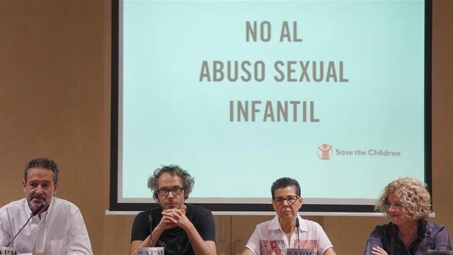 El pianista James Rhodes y otros activistas, en un acto en contra del maltrato infantil.