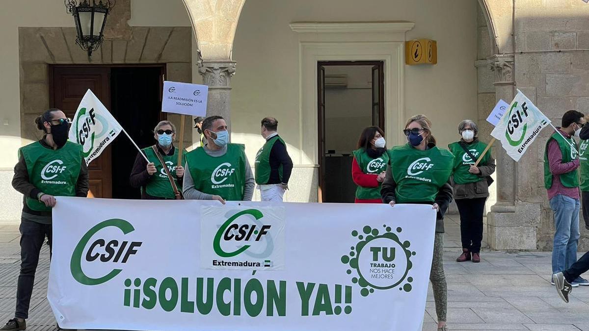 Protesta de CSIF por el despido de once trabajadores municipales de Villanueva de la Serena