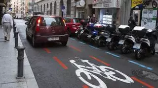 Multas a motos que aparcan en la zona azul en Alicante