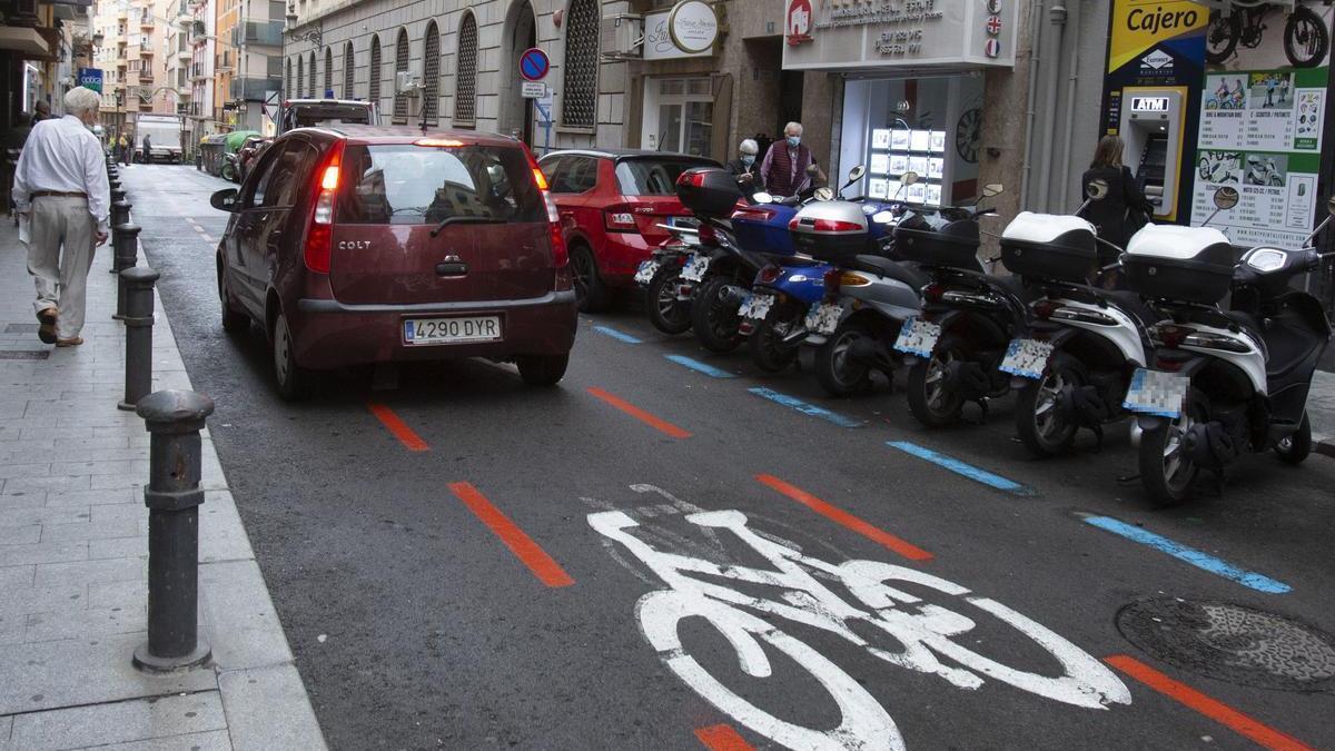 Motos aparcadas en un tramo de calle de zona regulada, por el centro de Alicante