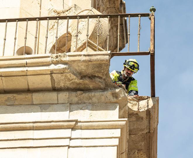 Los bomberos revisan la cornisa del Ayuntamiento de Alicante tras un desprendimiento