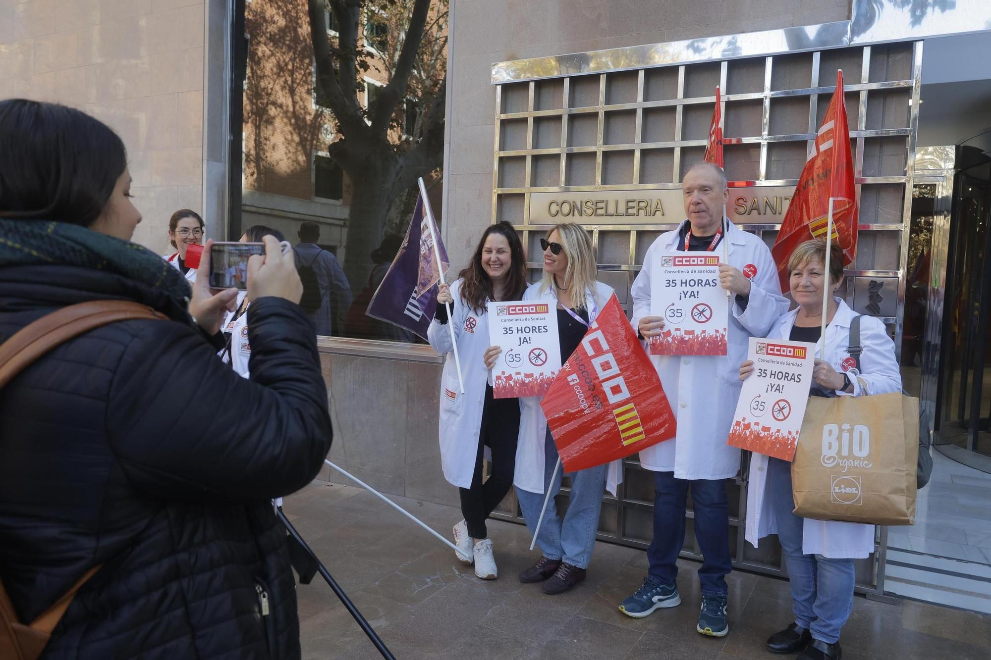 Protesta de los sanitarios valencianos frente a la conselleria