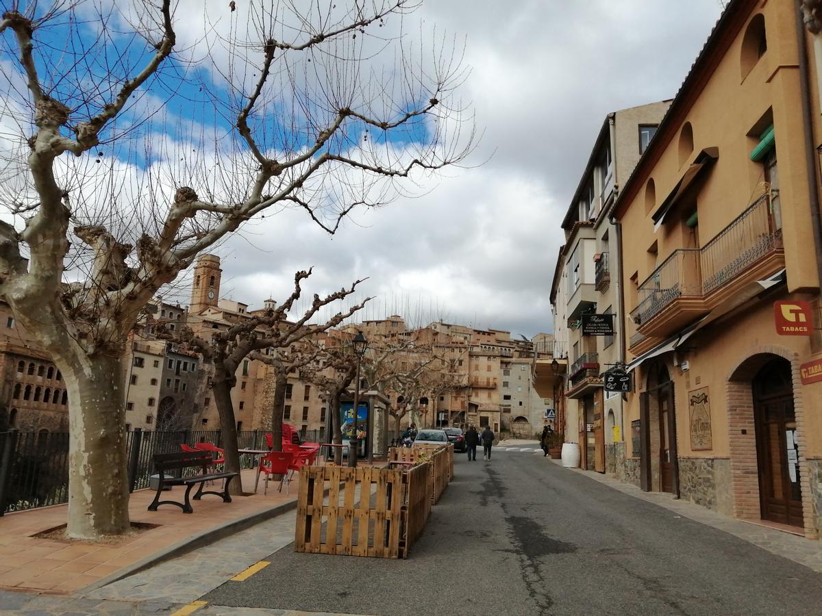 Calle de La Vilella Baixa, donde están las dos únicas tiendas del pueblo, este domingo.