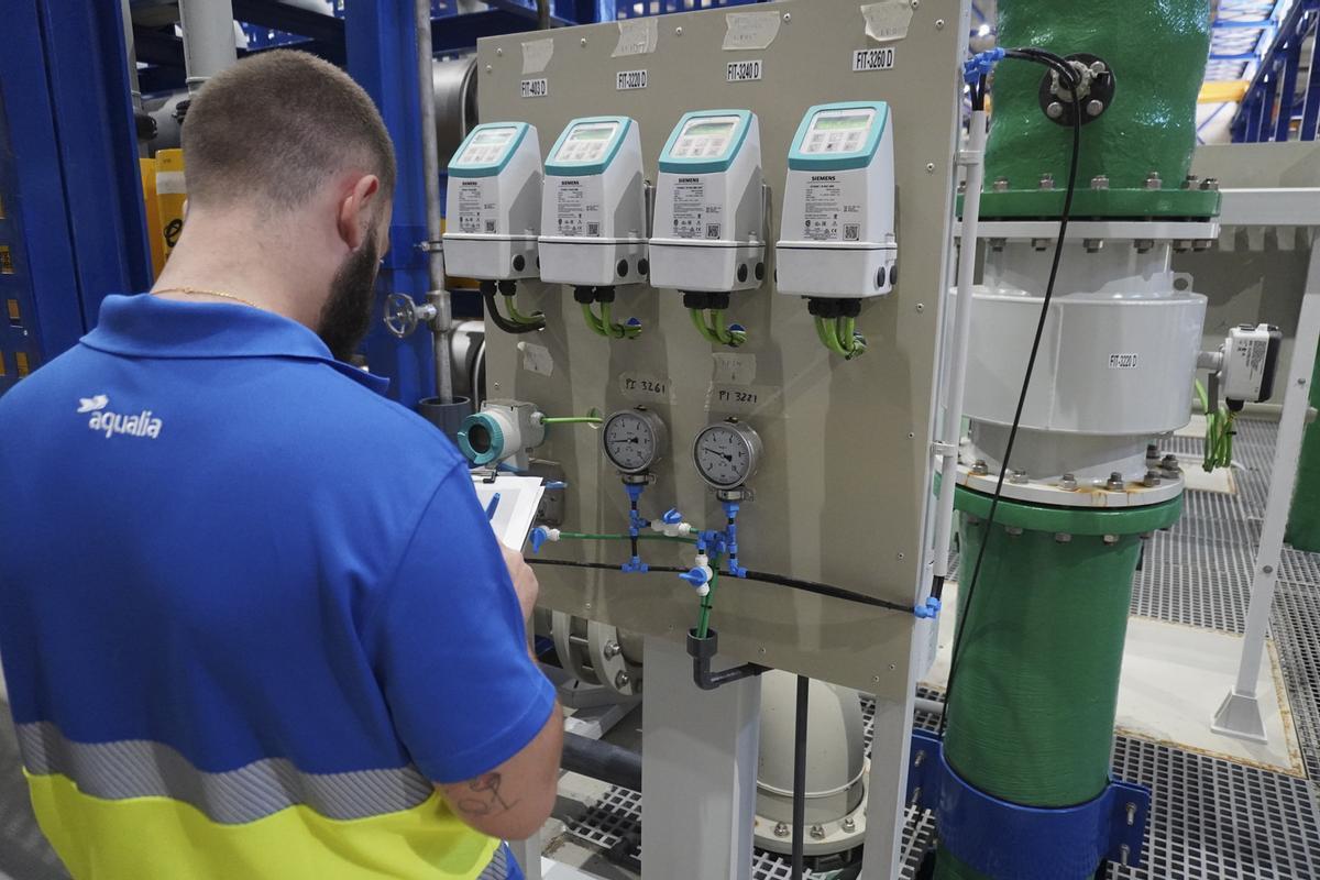 Un operario de Aqualia, empresa referente en la gestión del agua.