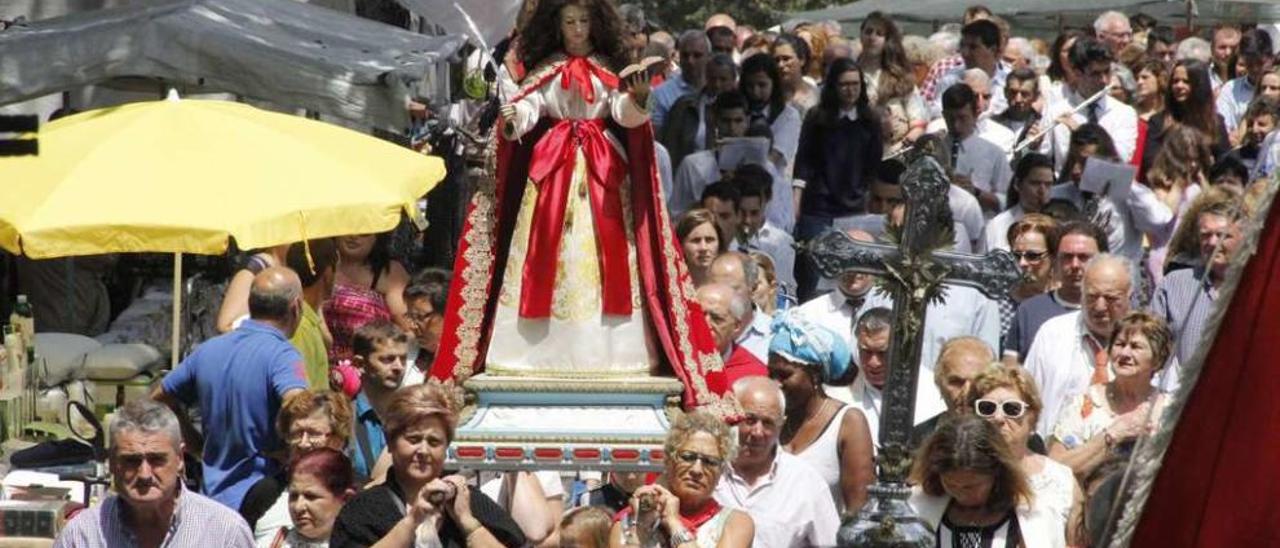 Un momento de la procesión de Santa Xusta, celebrada ayer en Moraña. // Santos Álvarez