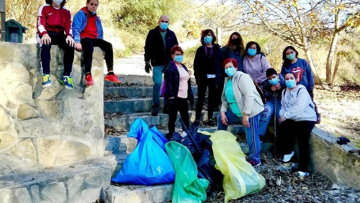 Participantes en una edición anterior de la campaña &quot;Mans al riu&quot; en Montaverner.