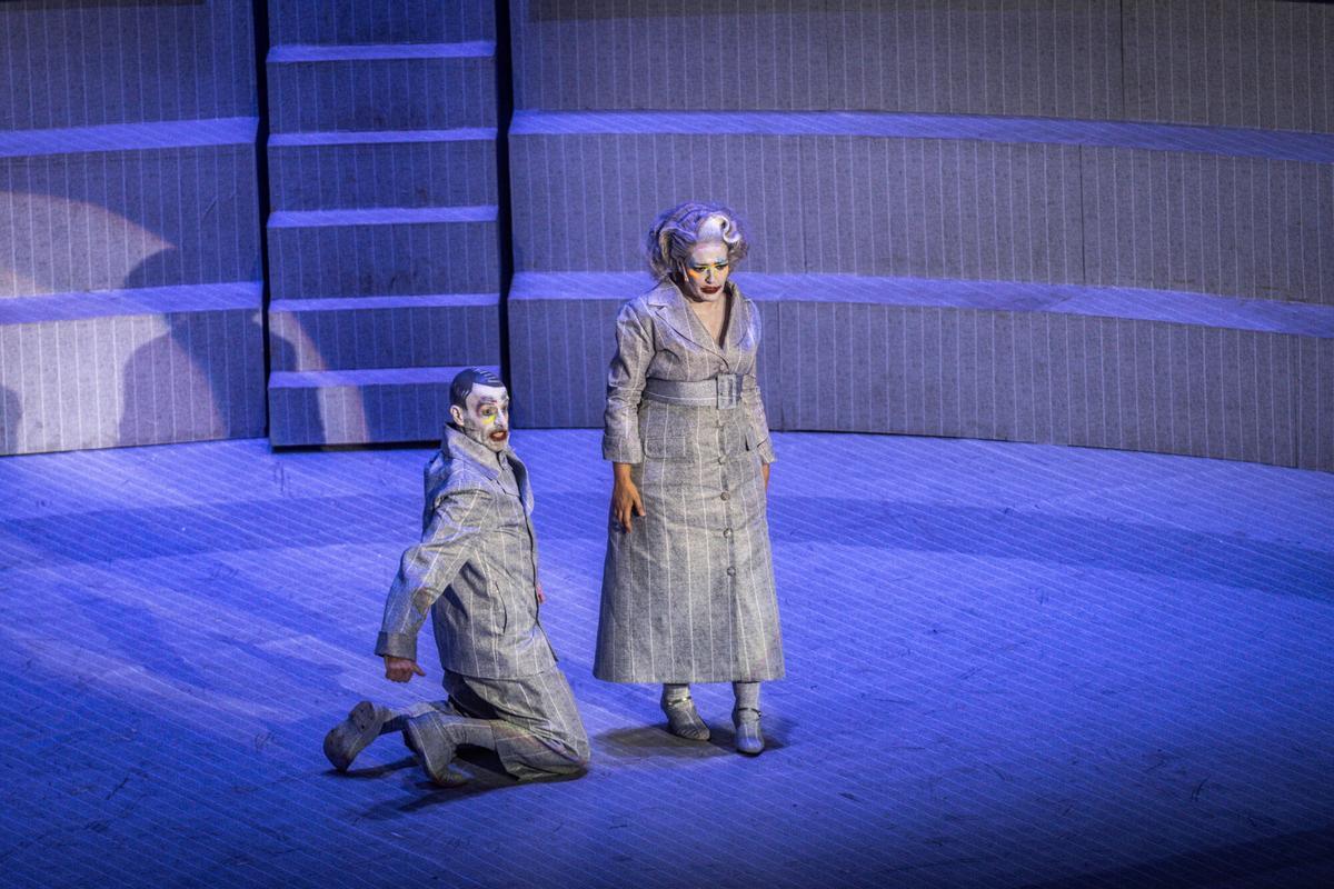 Eduard Farelo y Marta Bernal, el matrimonio Peachum en esta versión de 'L'Òpera de tres rals' con puesta en escena de Marta Pazos