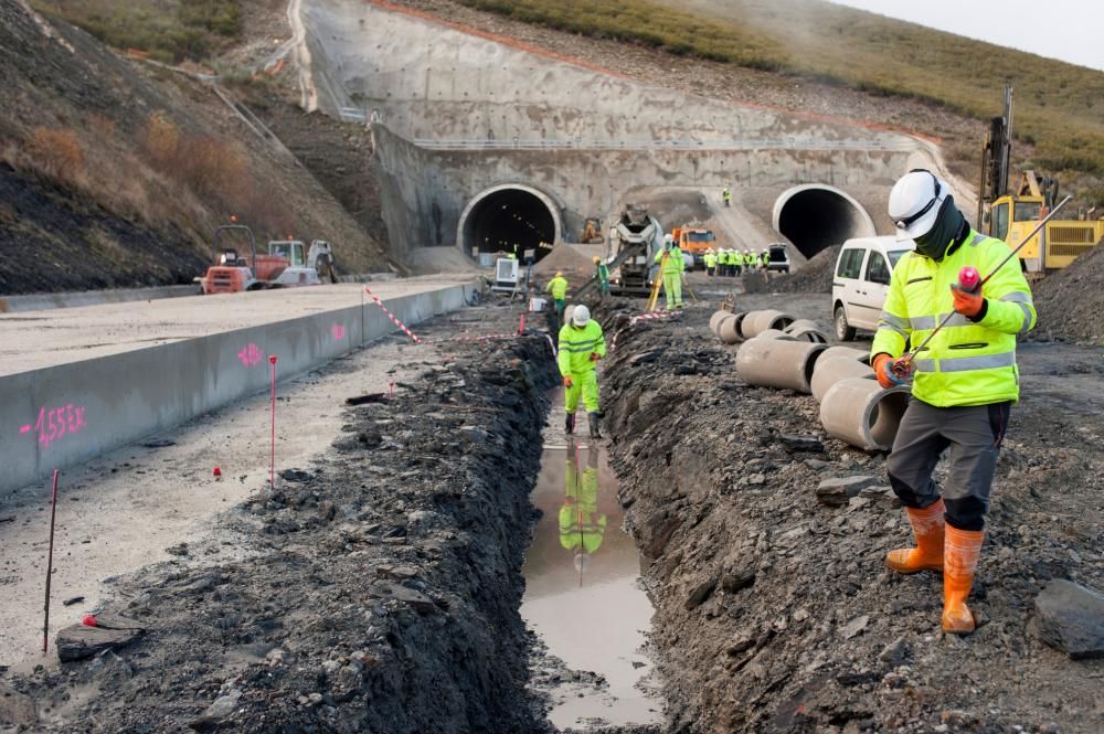 Obras en el túnel de Bolaños. // Brais Lorenzo