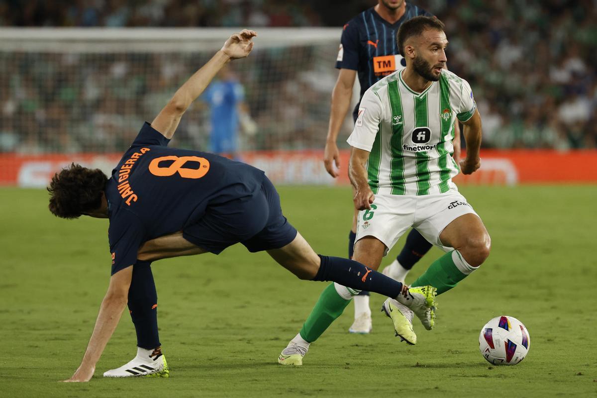 - El defensa del Betis Germán Pezzella (d) escapa de Javi Guerra, del Valencia, durante el partido de la octava jornada de LaLiga en el estadio Benito Villamarín, en Sevilla.