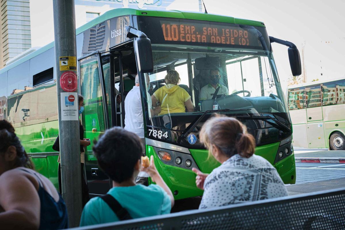 Una guagua de Titsa en el Intercambiador de Santa Cruz.