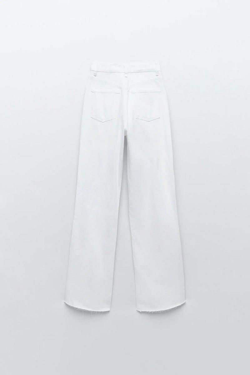 Vaquero blanco de tiro alto, de Zara (29,95 euros)