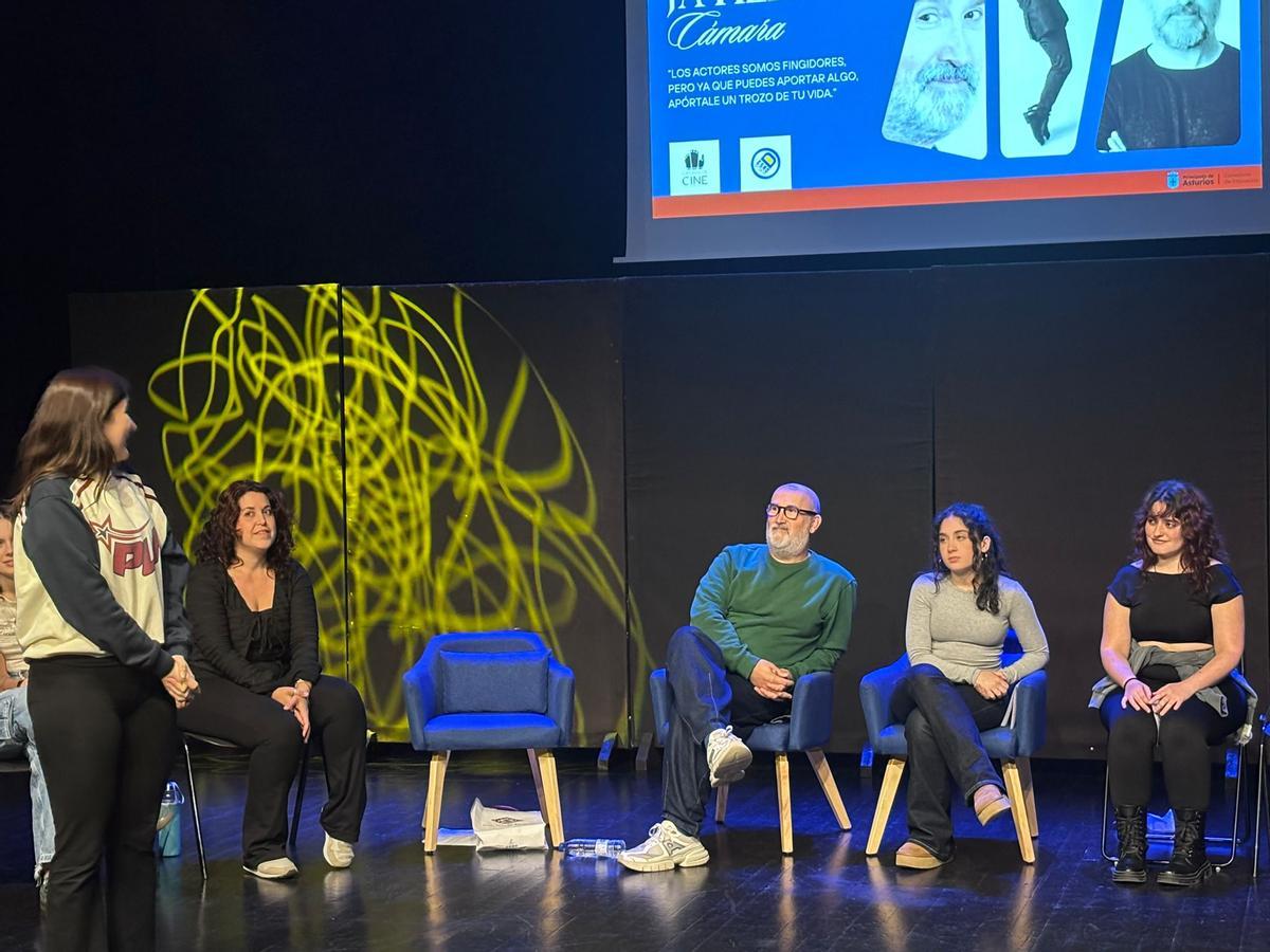 Javier Cámara comparte su trayectoria y oficio con el alumnado de la ESAD en Gijón, en imágenes