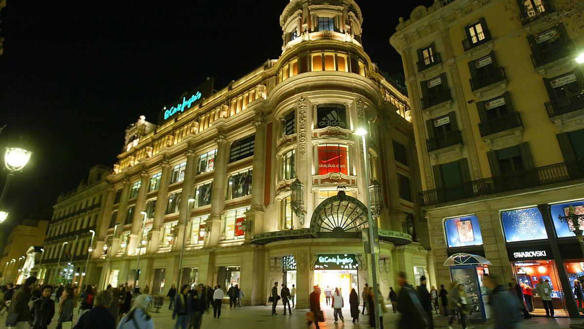 BARCELONA 01/02/2007 SOCIEDAD APAGON CONTRA EL CAMBIO CLIMATICO EN LA FOTO EL CORTE INGLES DE PORTAL DEL ANGEL ANTES DEL APAGON FOTO DIGITAL DE ELISENDA PONS