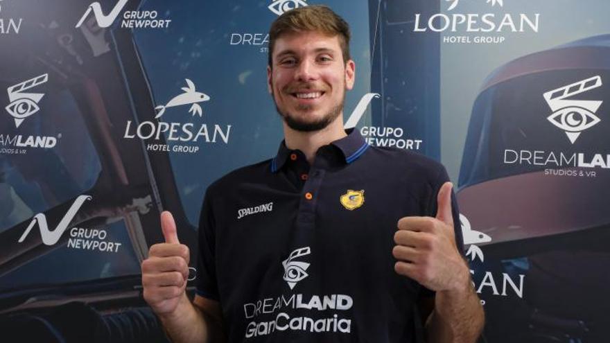 Ethan Happ sonríe durante su presentación como jugador del Gran Canaria.