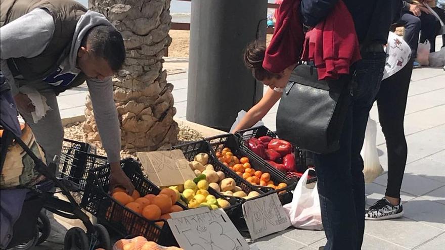 El top manta diversifica la venta ilegal y ofrece hasta fruta en los paseos
