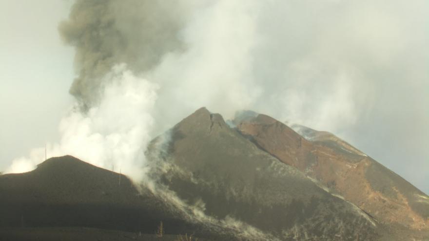 Continua el desmoronamiento del cono secundario del volcán de La Palma