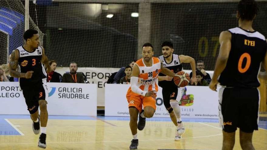 Jeff Xavier avanza con la pelota en un partido del Leyma en el Palacio de los Deportes de Riazor.