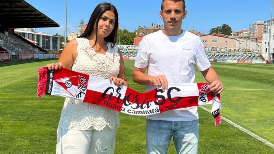 La directiva Antía Canto junto a Brais Pedreira durante la presentación del jugador. |  // FDV