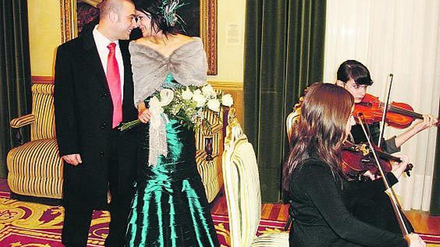 Gerardo Ordás y Alexandra Fernandes, muy cómplices, escuchan la música de Inés Carrera y Aida Díaz en el salón municipal.