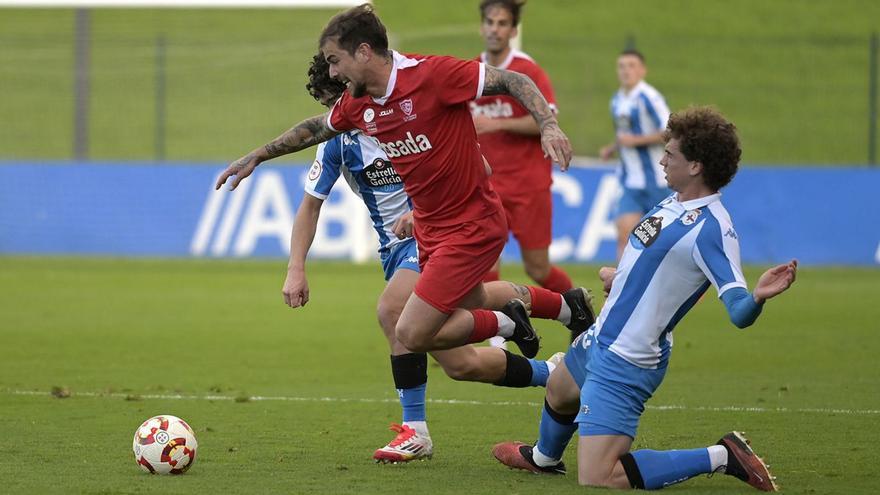 Isma Cerro intenta un ataque entre dos jugadores del Deportivo Fabril. |