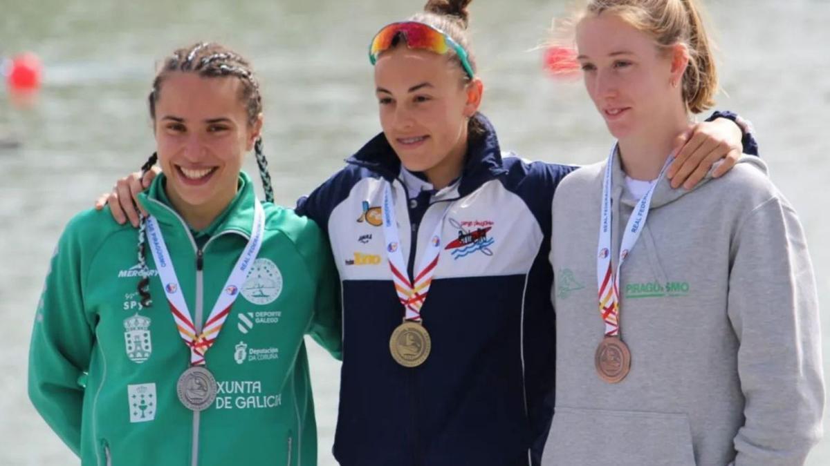 A la izquierda, Irene Lata, del Ría de Betanzos, con la medalla de plata. |  // LA OPINIÓN