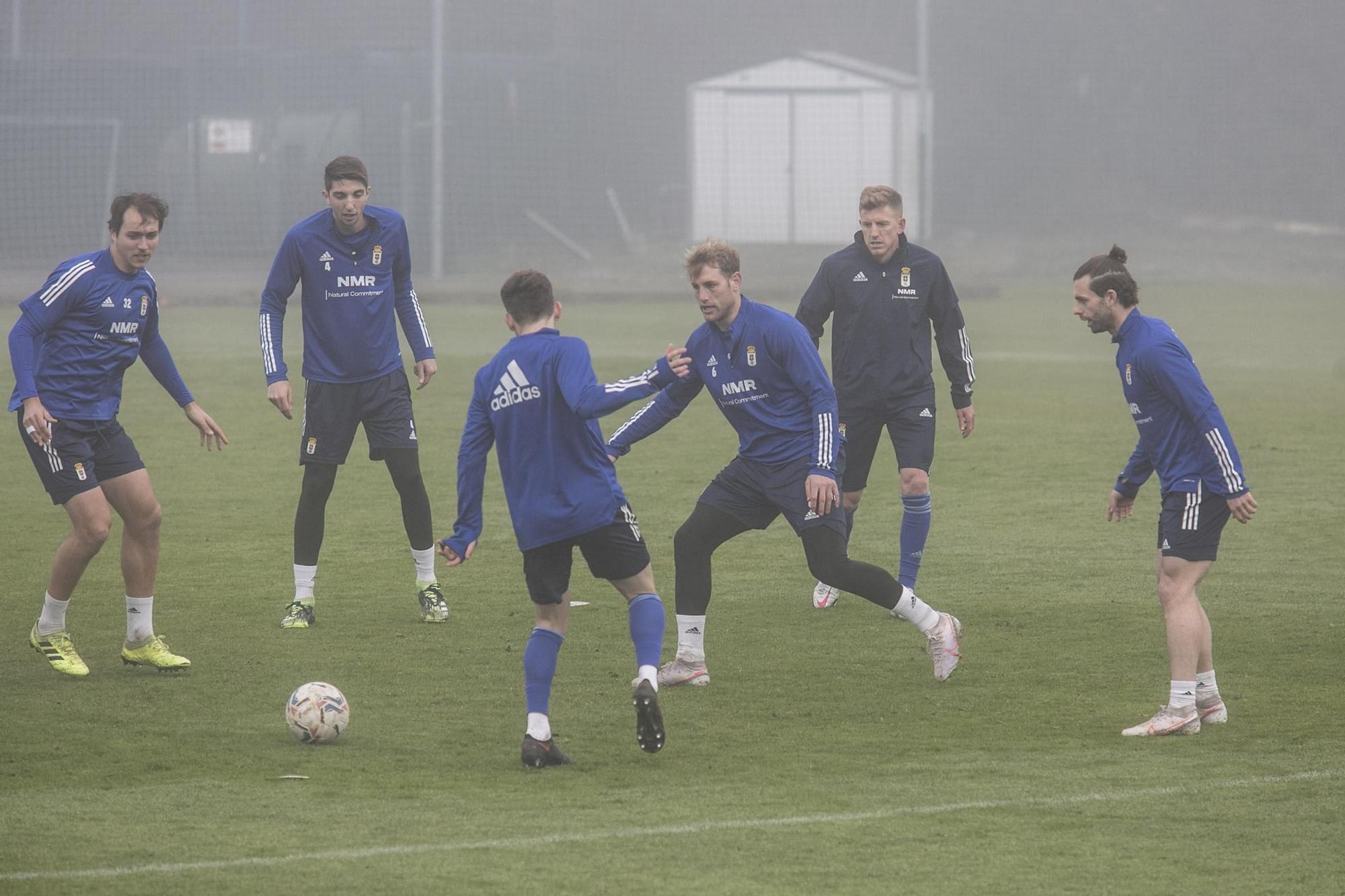 El entrenamiento del Oviedo en mitad de la niebla