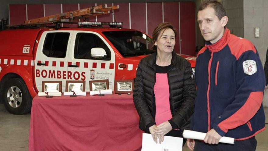 Carmen Moriyón y Fernando García, jefe de Bombros, en el parque de Roces