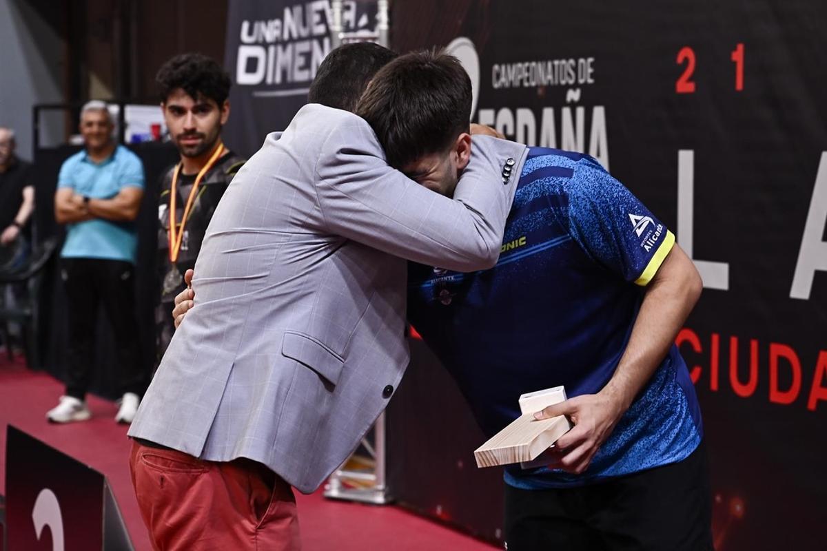 Lillo recibiendo el trofeo de campeón de España sub 21 en 2025.