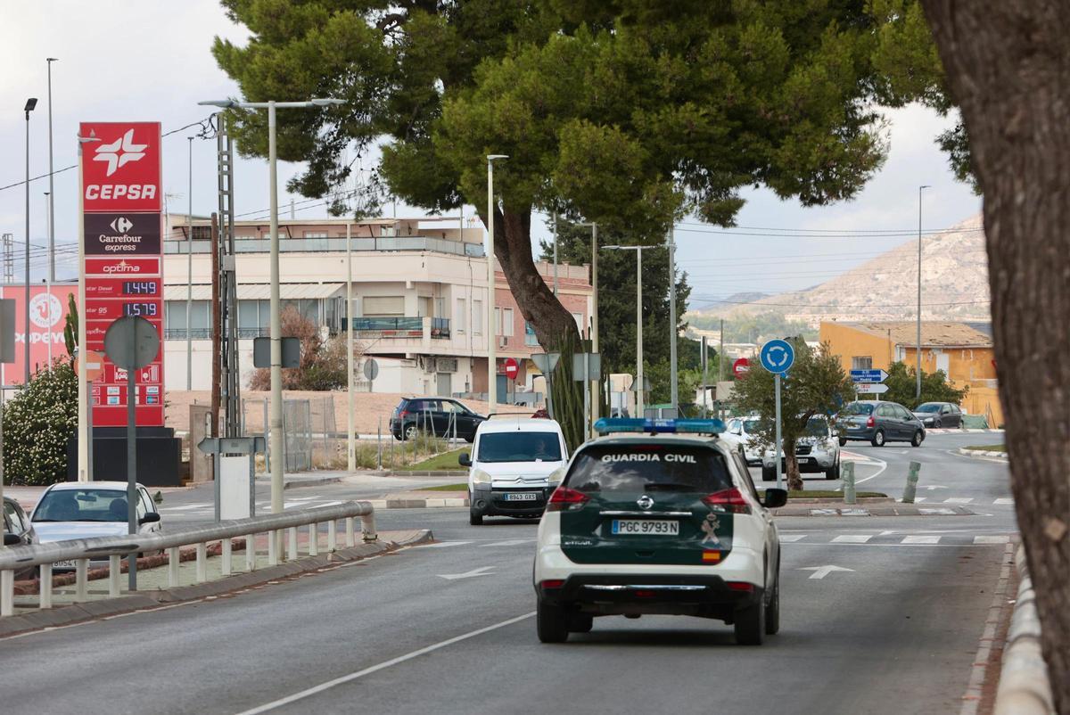 Refuerzo policial en Aspe tras la quema del coche del edil de Seguridad
