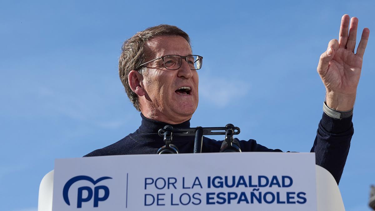 El presidente del PP, Alberto Núñez Feijóo, interviene durante una manifestación contra la amnistía, en la Puerta del Sol, a 12 de noviembre de 2023, en Madrid (España).