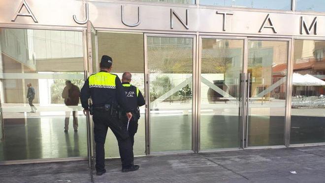 Dos agentes acceden al Ayuntamiento de San Vicente del Raspeig.