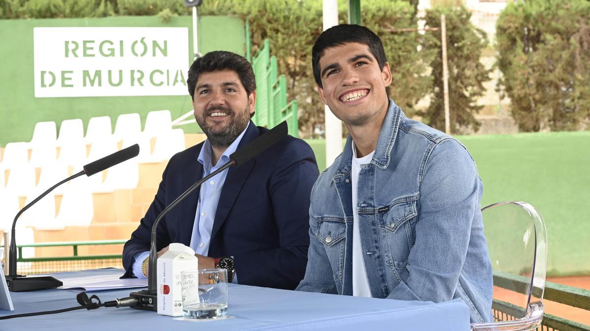 López Miras junto al tenista Carlos Alcaraz en el acto de presentación del Torneo Carlos Alcaraz