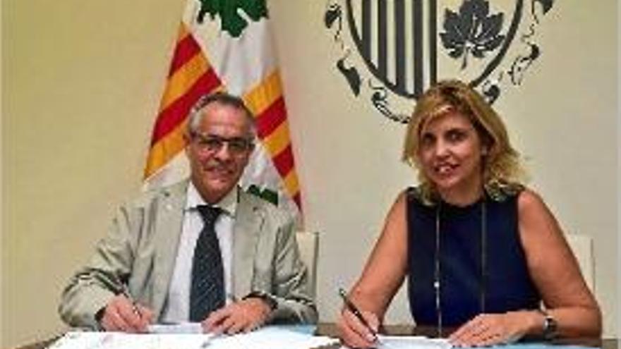 La signatura entre el mossèn Josep Taberner i l&#039;alcaldessa, Marta Felip.