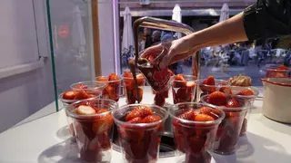 Aterriza en Alcalá de Henares la fresería más viral en TikTok con sus irresistibles fresas bañadas en chocolate