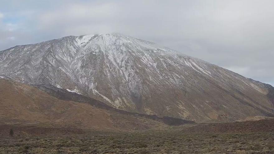 The Teide dawns with the first snow of 2022 - Tenerife Weekly News