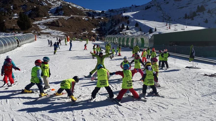 Niños durante uno de los cursos de aprendizaje de esquí promovidos por la comarca.