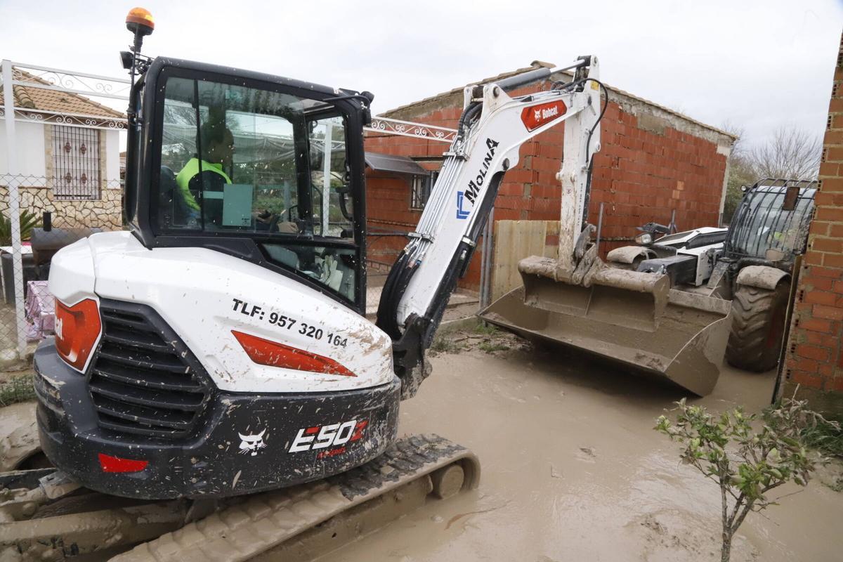 A.J.González Córdoba Inundaciones temporal lluvia borrasca parcelaciones Altea Guadalvalle Trabajos de limpieza con maquinaria pesada Infoca Cruz Roja Calles la tórtola y la perdiz