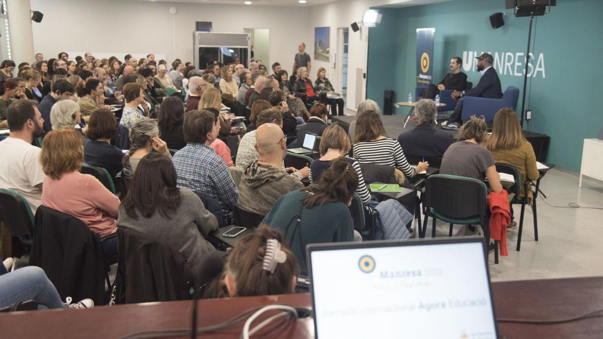 150 persones omplen la darrera jornada de l’Àgora d’Educació a la FUB | MIREIA ARSO