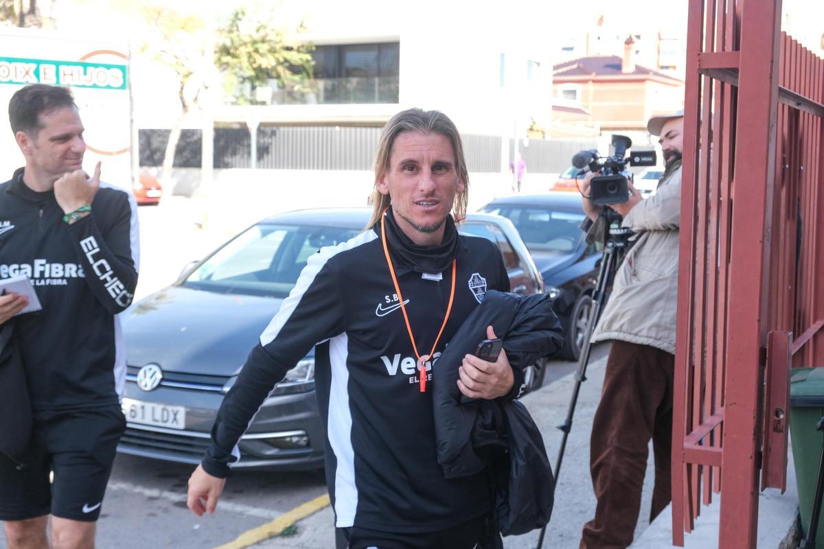 Beccacece entrando en el campo Díez Iborra para dirigir un entrenamiento