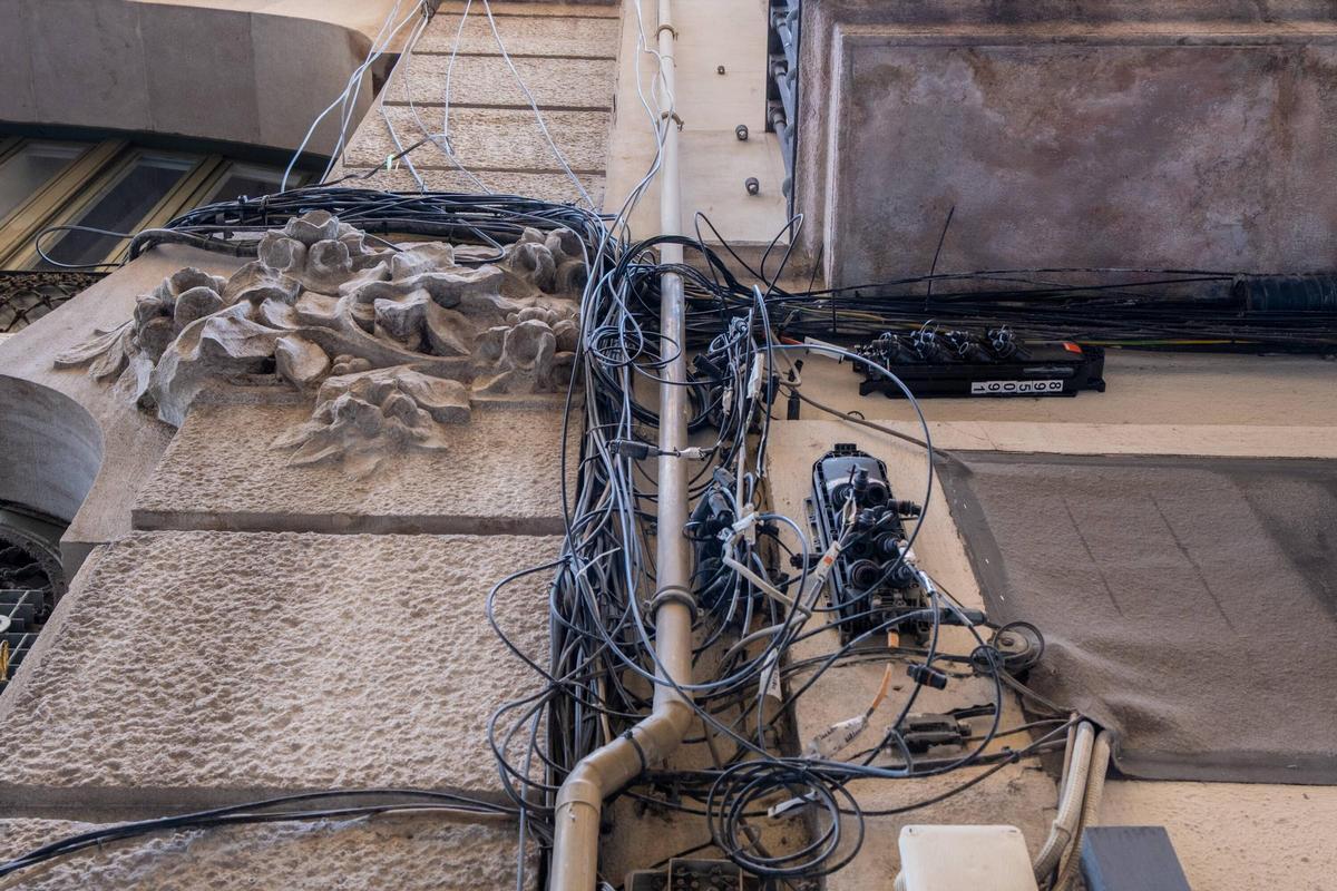 Barcelona trata de poner fin a las marañas de cables en las fachadas