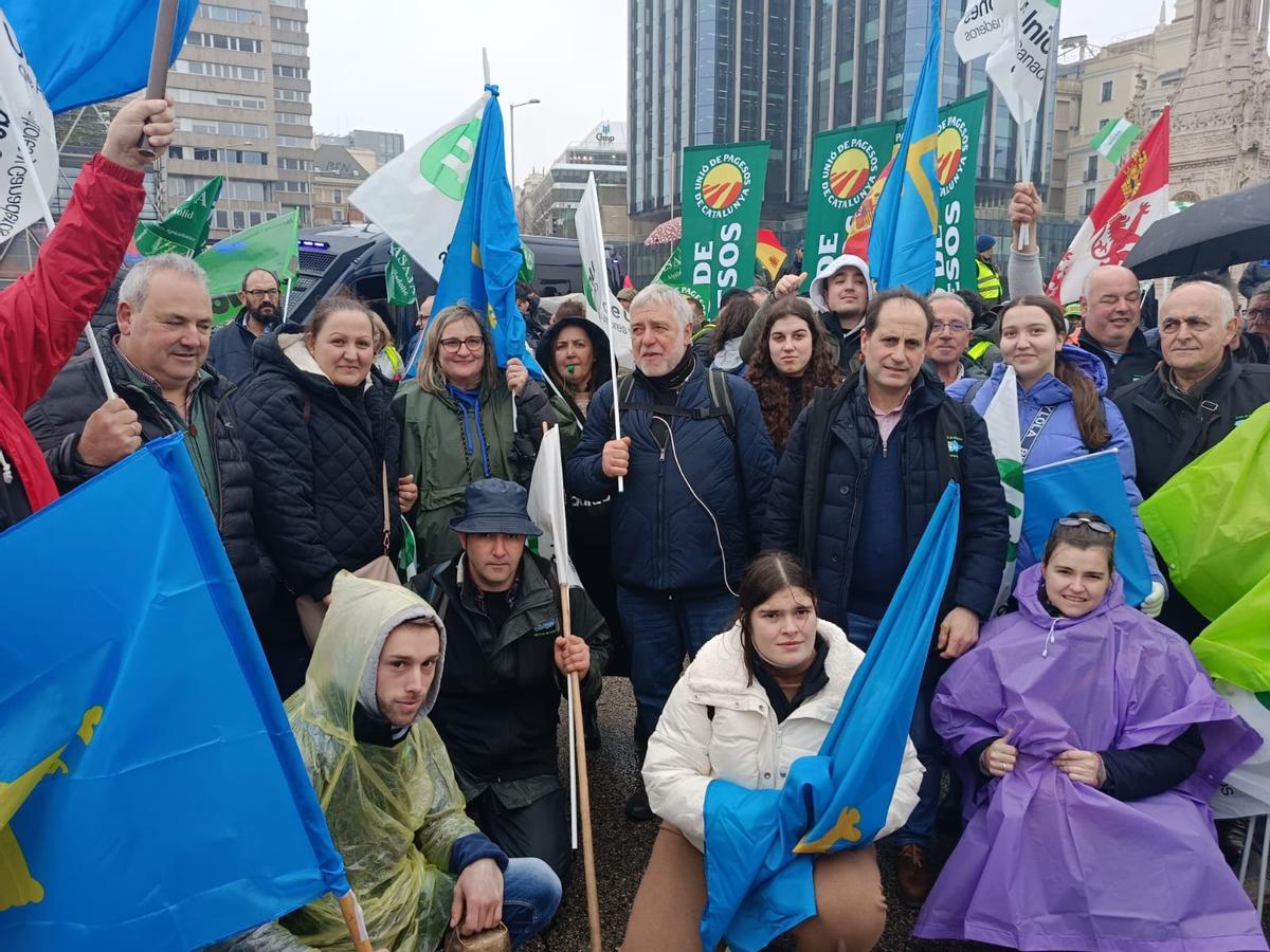 EN IMÁGENES: Los ganaderos asturianos se manifiestan en Madrid contra la reducción de la PAC EN IMÁGENES: Los ganaderos asturianos se manifiestan en Madrid contra la reducción de la PAC