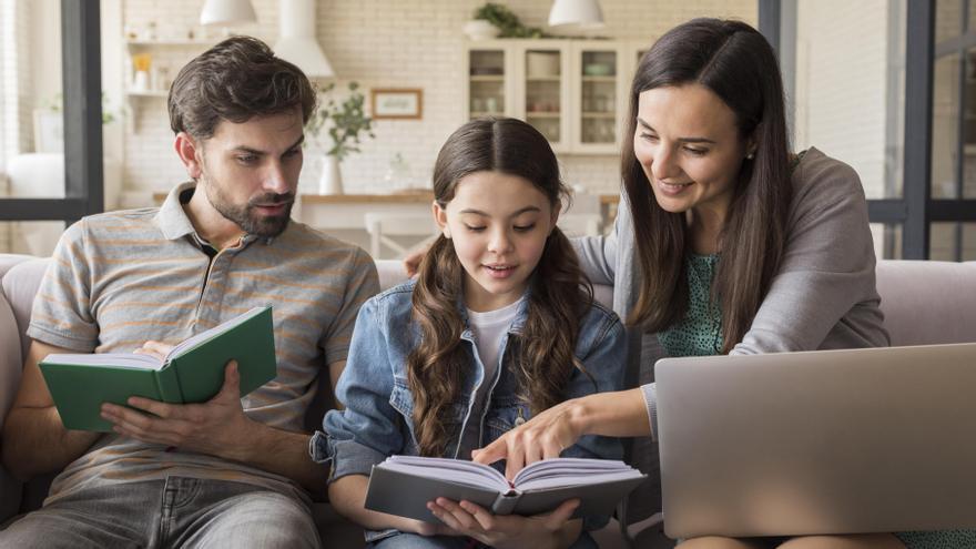 Família dedicant un temps a la lectura tots junts