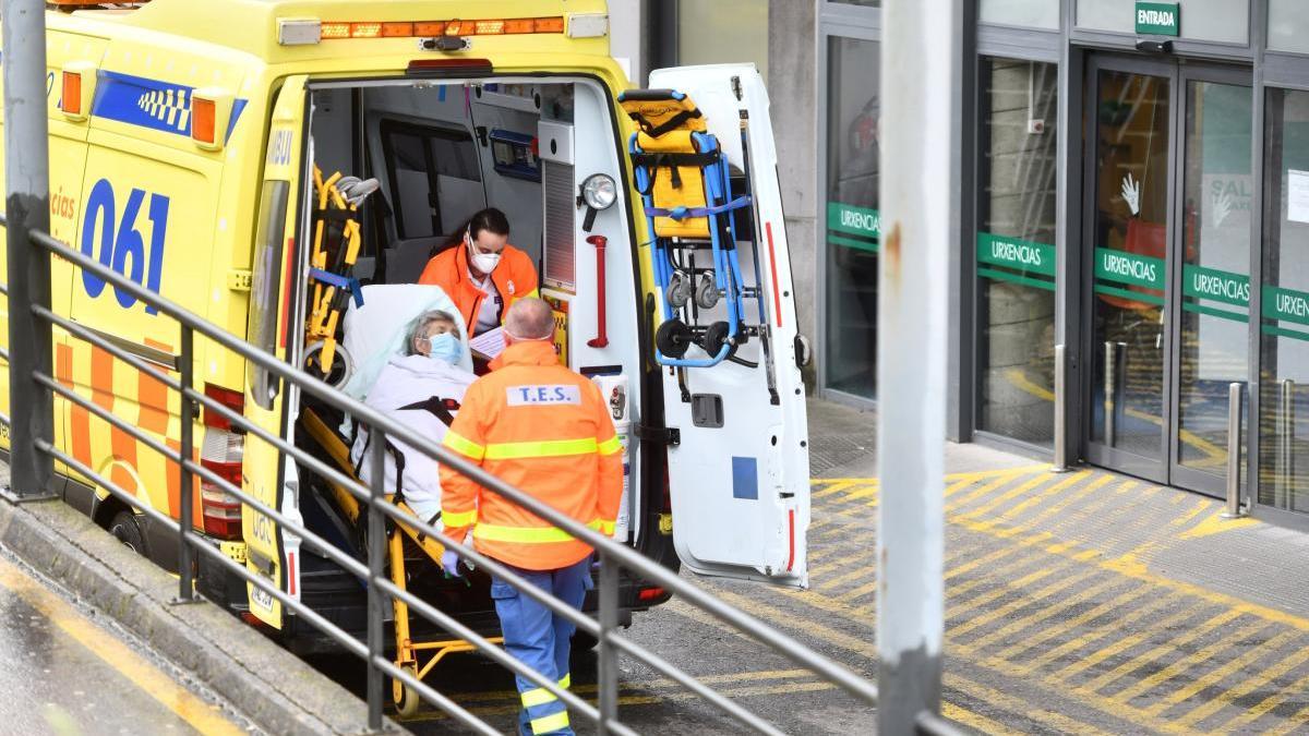 Un paciente llegando en ambulancia a Urgencias de Montecelo