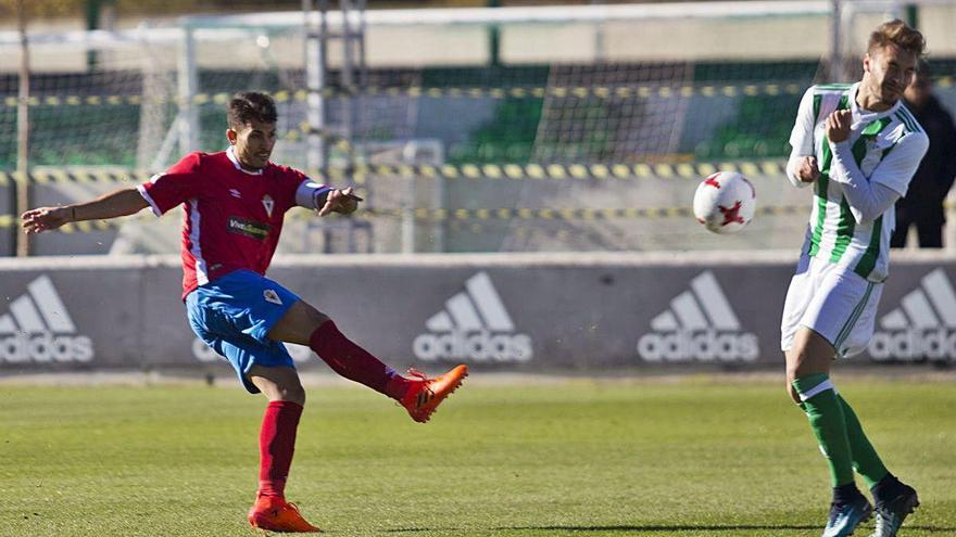 Armando, exjugador grana, estrella un balón en el cuerpo del delantero Loren.