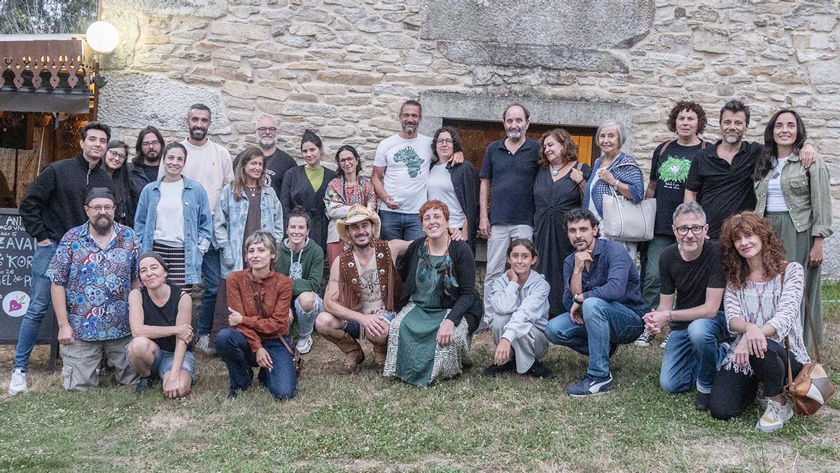 Sergio y Eva (izda de rodillas), propietarios del Espazo Vivo, posan con comensales y  componentes del grupo musical Kornoj