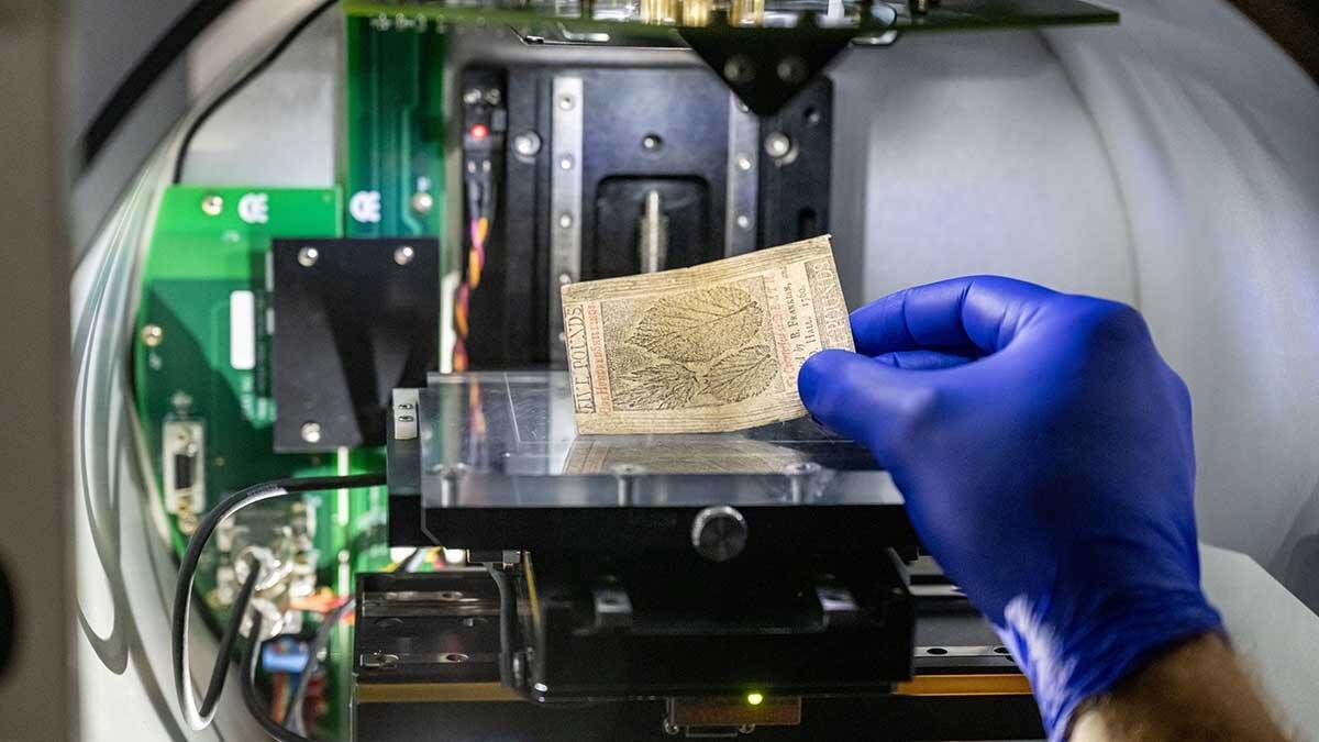 Khachatur Manukyan y su equipo emplearon instrumentos espectroscópicos y de imágenes de última generación para observar más de cerca que nunca las tintas, el papel y las fibras que hicieron que los billetes de Benjamin Franklin fueran distintivos y difíciles de replicar.