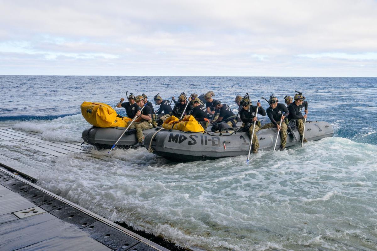Los buzos de la Marina de los EE.UU. preparándose para desplegarse en botes para recuperar a los tripulantes de la misión Artemis II. Los buzos de la Marina de los EE.UU. preparándose para desplegarse en botes para recuperar a los tripulantes de la misión Artemis II.