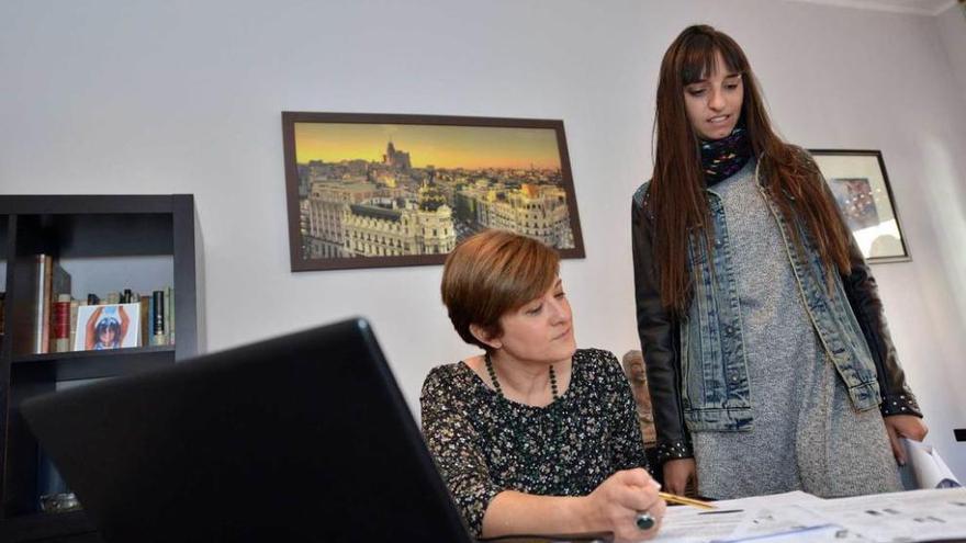 Elizabeth Ortega, con la trabajadora social Lucía Fernández, en el centro RED.